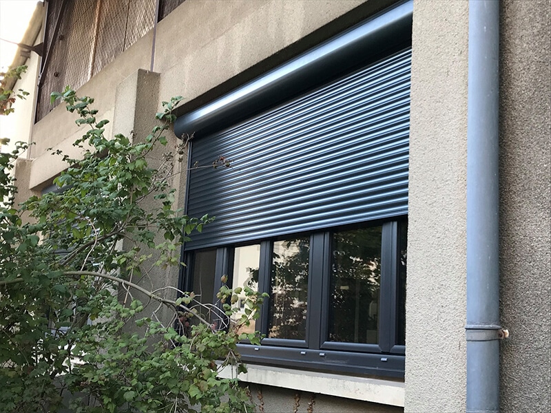 Fenêtre PVC sur-mesure avec volet ou store intégré